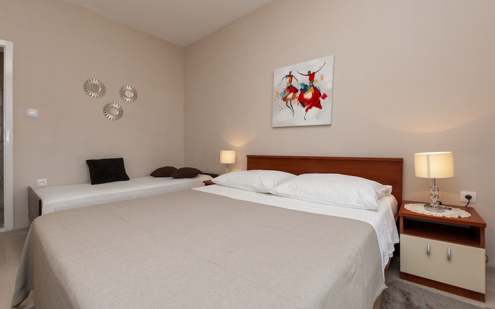 Room (S2)