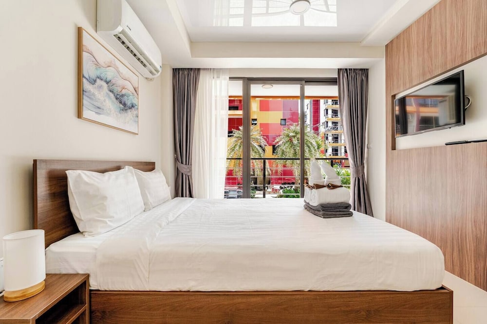 1 Bedroom Building View