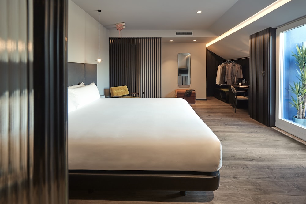 Suite, Balcony, City View - Photo 1