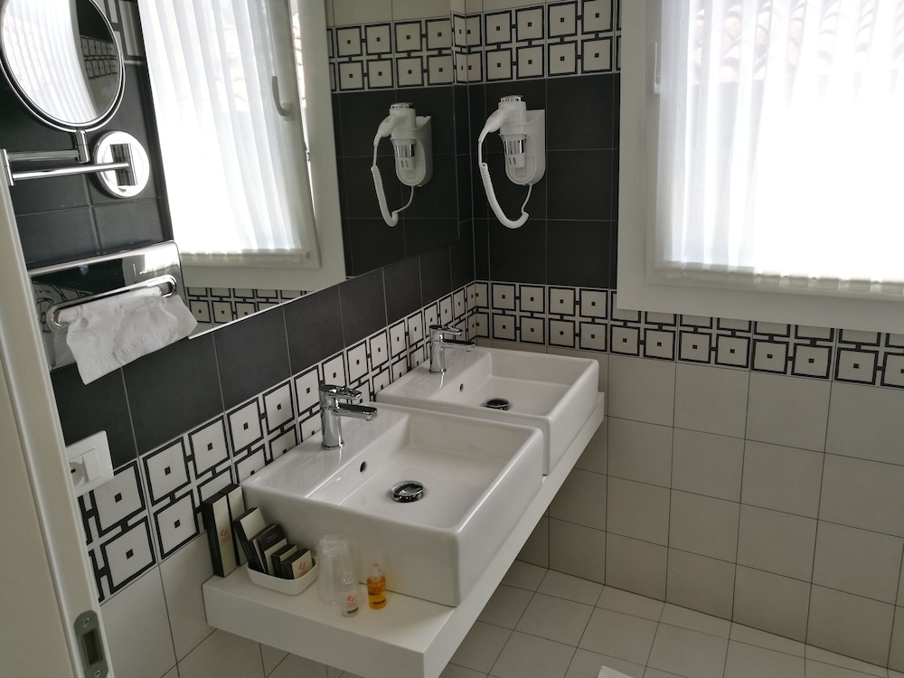 Deluxe Room - Photo 3