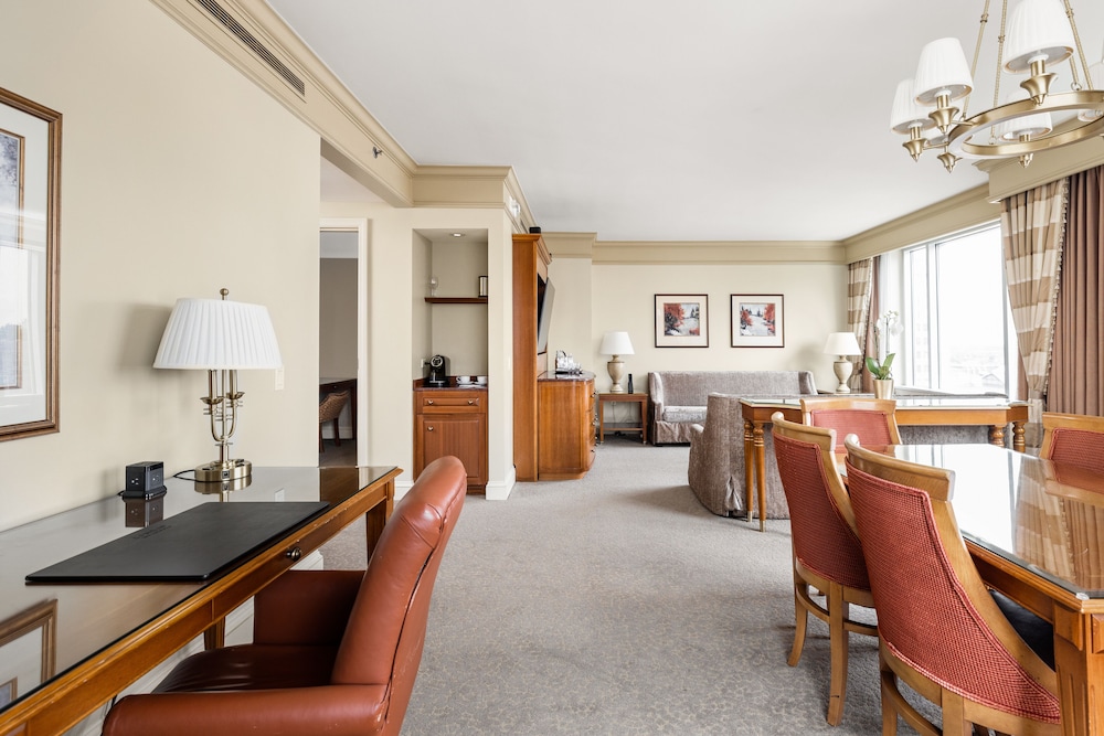 Executive Room (Parlor, No Bed)