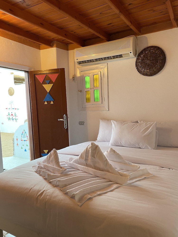 Standard Room, 1 Queen Bed, Ensuite photo 3