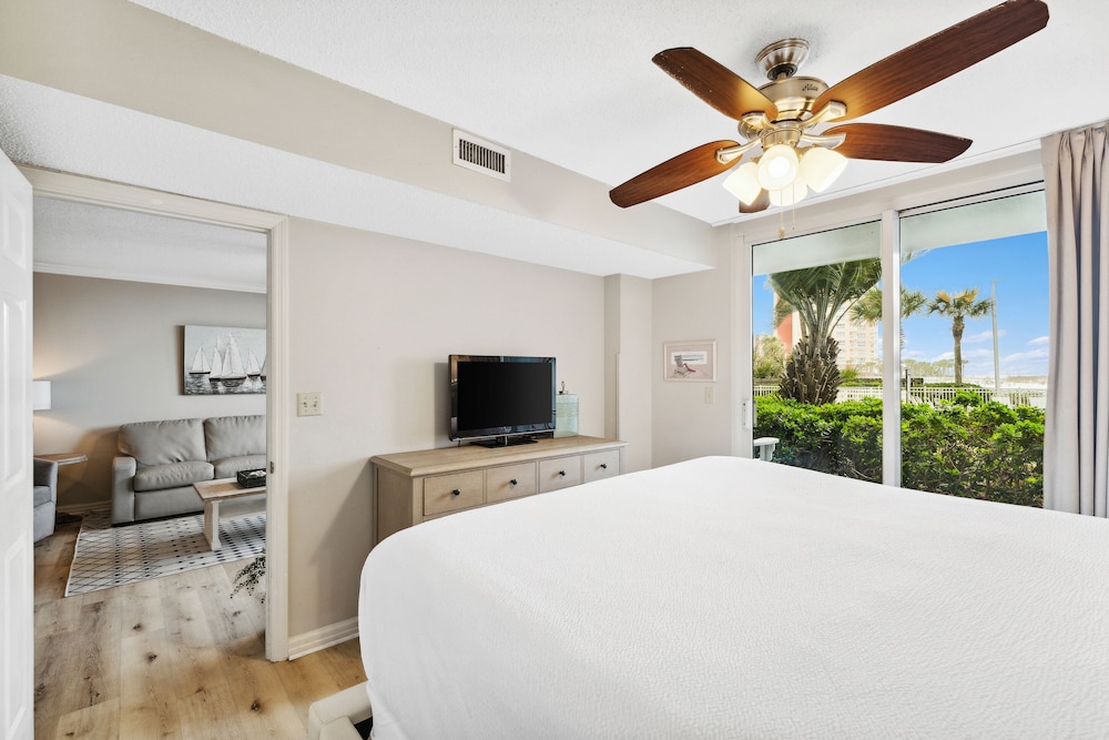 Condo, 2 Bedrooms, Pool View (Pelican 114) photo 3