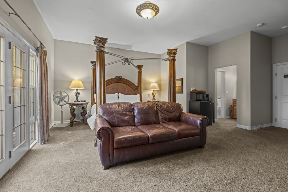 Suite, 1 King Bed with Sofa bed (Suite 3)