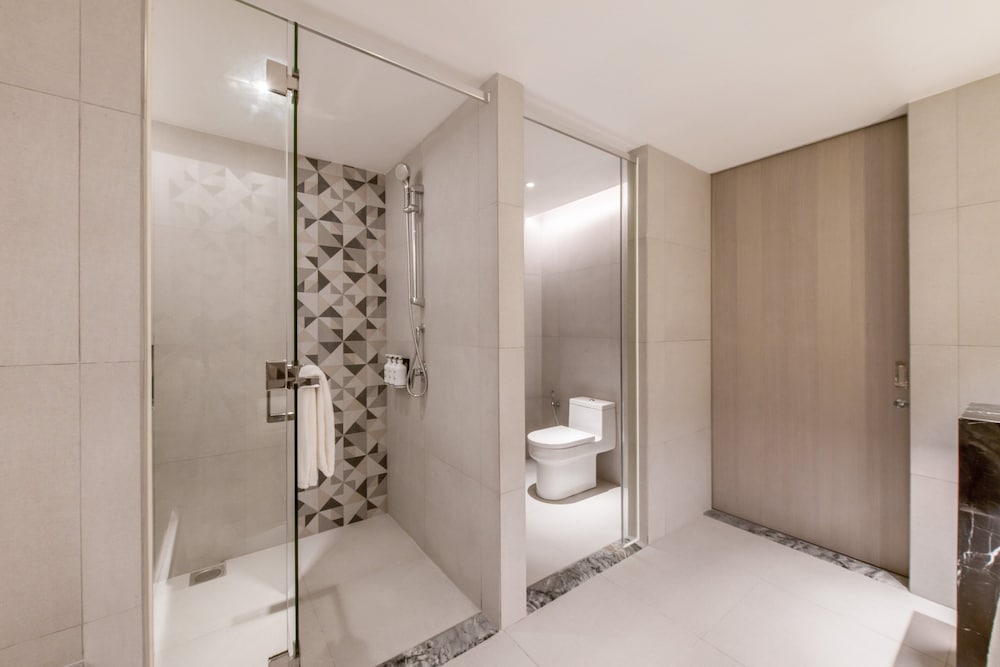 Suite, 1 King Bed, Sea View thumbnail 5