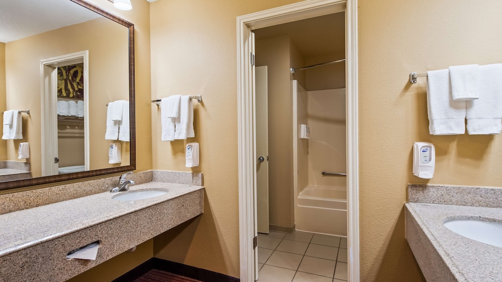 Suite, 2 Bedrooms, Non Smoking, Refrigerator & Microwave - Photo 3