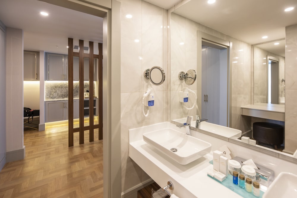 Deluxe Suite - Photo 1