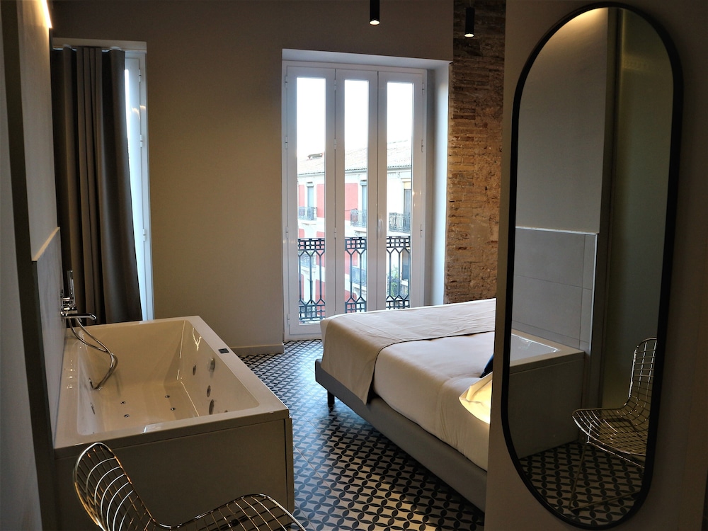 Suite, Hot Tub - Photo 4