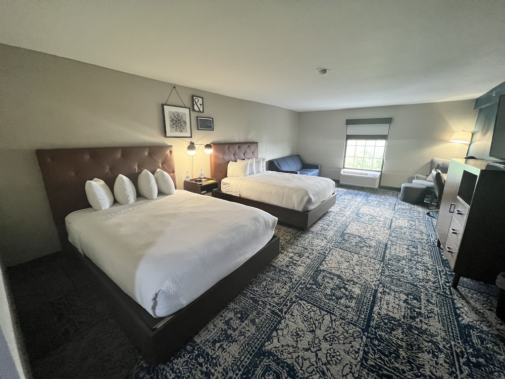 Deluxe Room, Multiple Beds - Photo 4