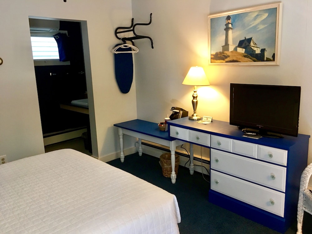 Standard Room, 1 Queen Bed, Refrigerator, Ground Floor photo 2