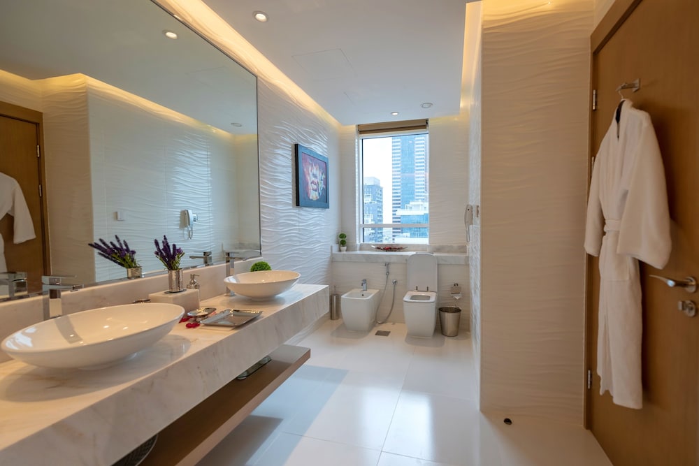One Bed Room Suite with access to the sister Hotels private beach at Palm Jumeirah photo 2
