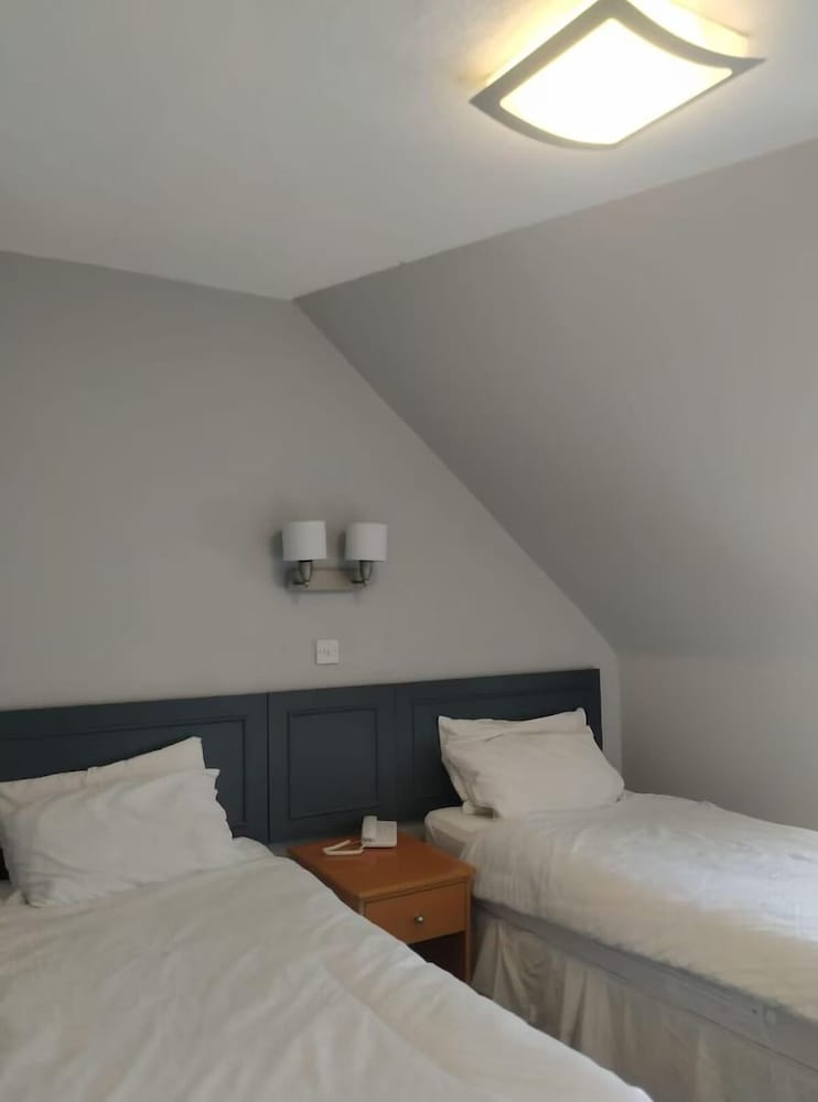 Standard Twin Room - Photo 2