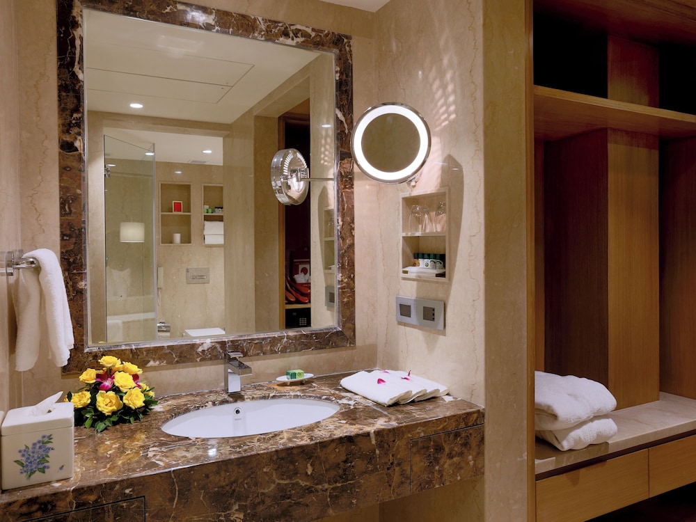 Suite, 1 Queen Bed, Garden View (Deluxe Suite) photo