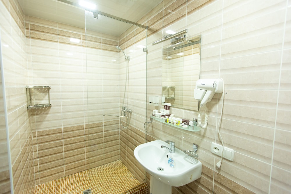 Deluxe Double or Twin Room - Photo 11