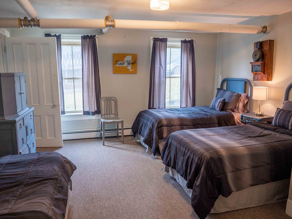Suite, Ground Level Apartment, Full Kitchen, Private Bathroom photo 2