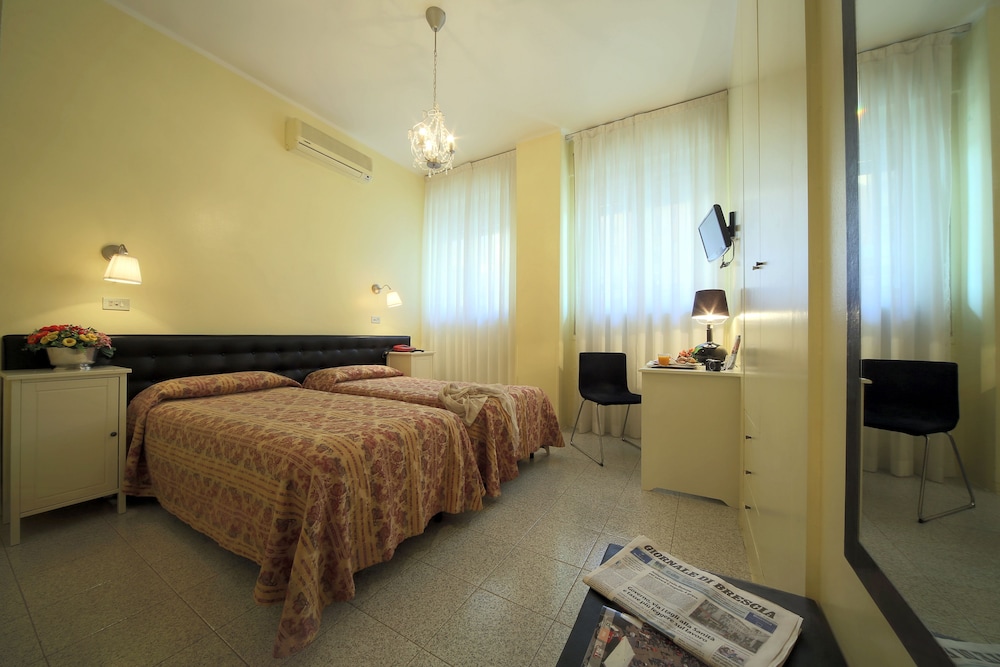Standard Room, 2 Twin Beds - Photo 5