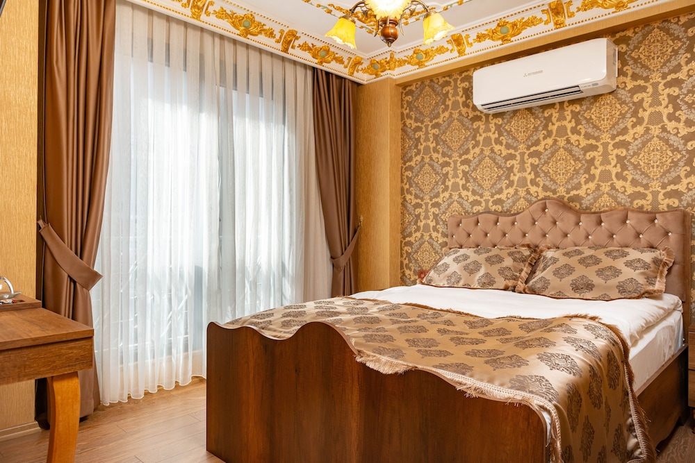 Deluxe Room, 1 Queen Bed, Non Smoking photo 1
