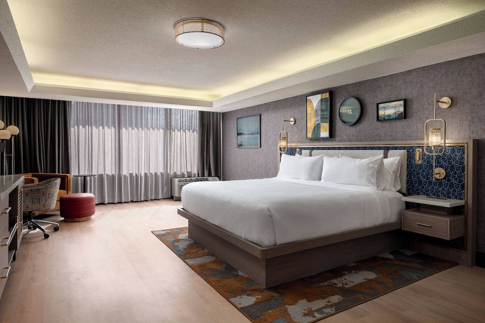 Premium Room, 1 King Bed - Photo 1