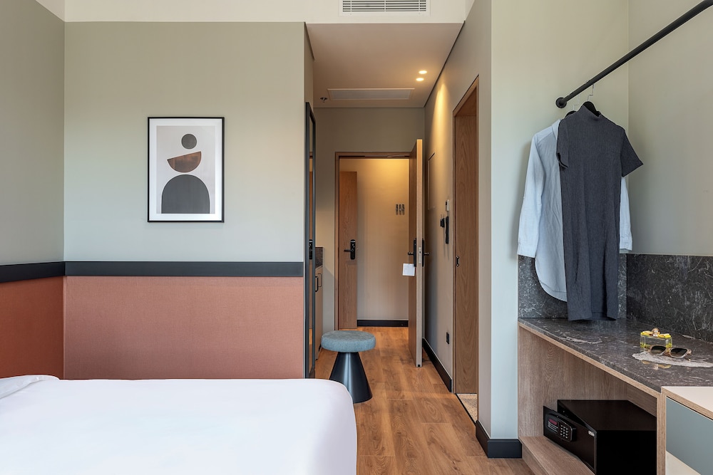Supreme Double/Twin Room with City View - Photo 3