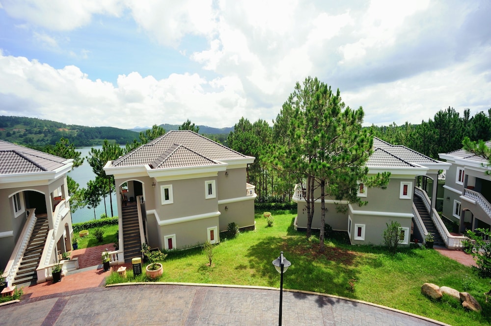 Luxury Partial Lake View Villa photo 3