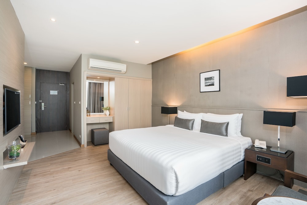 Deluxe Pool View Room with Kitchenette - Photo 7
