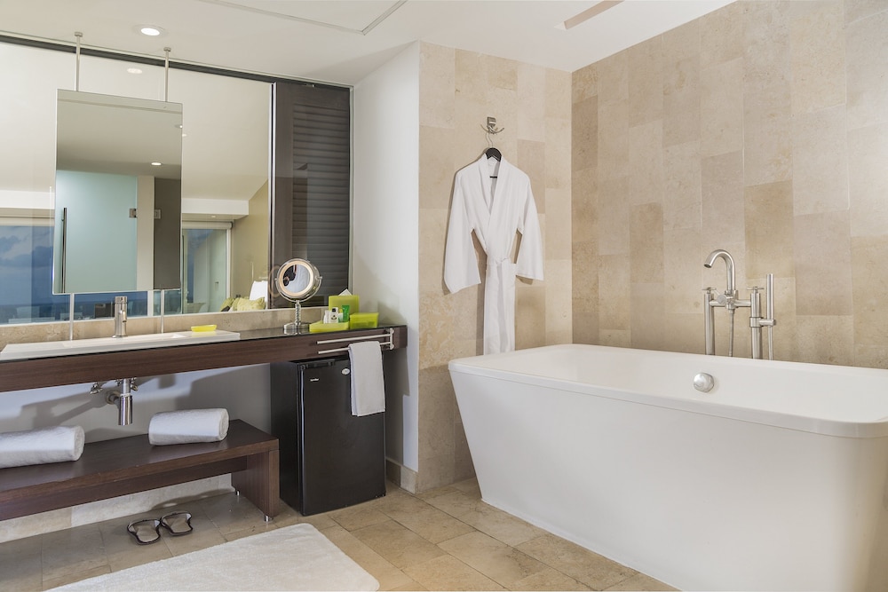 Classic Room, 1 King Bed, Terrace thumbnail 5