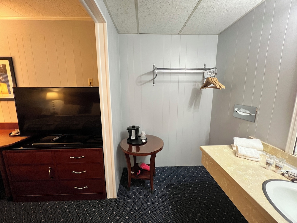 Economy Double Room, 1 King Bed, Non Smoking, Corner photo 3