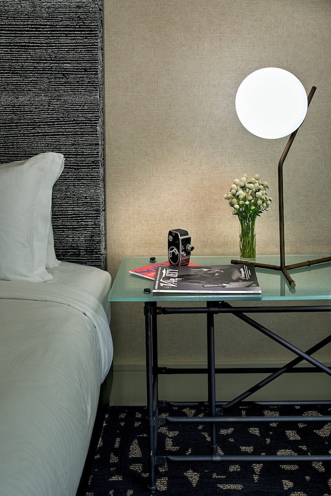 Room, 1 King Bed, Accessible (Communications, Roll-In Shower)