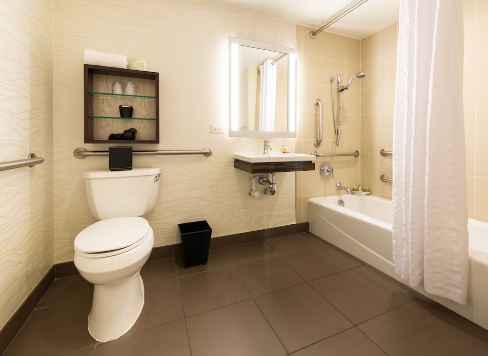 Room, 1 King Bed, Accessible Bathtub - Photo 18