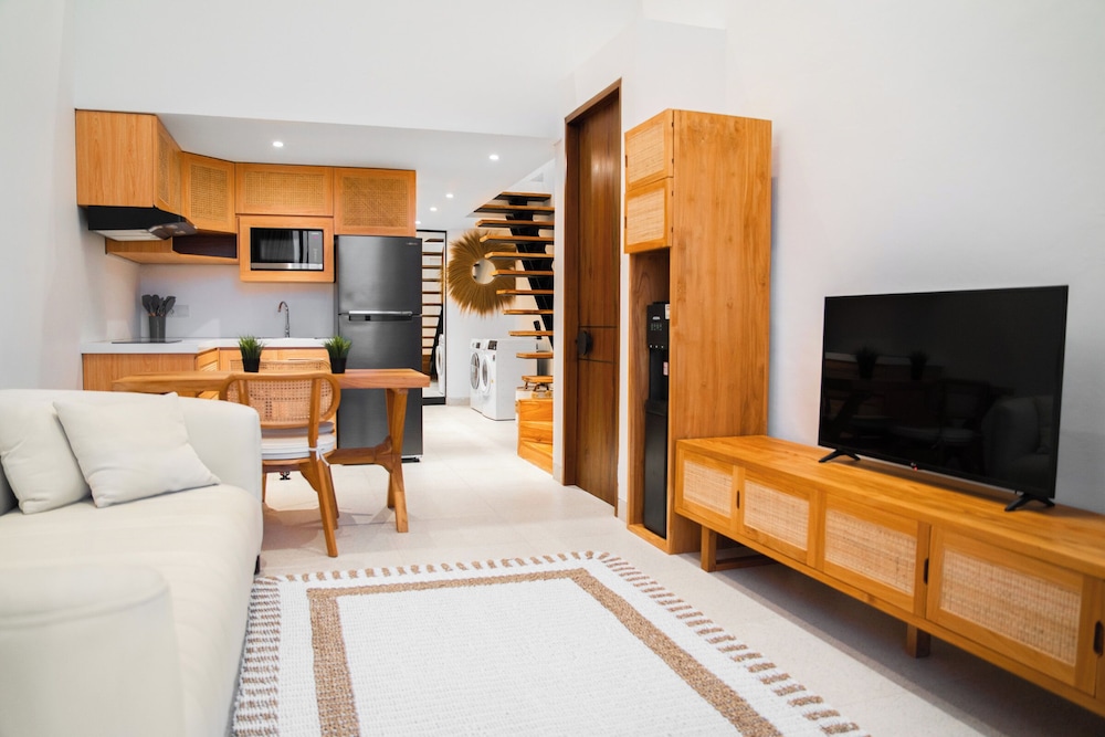 Premier Apartment, 1 King Bed, Balcony, Pool View