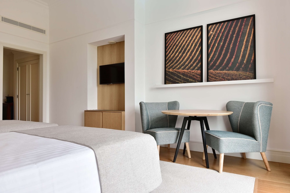 Room, 2 Twin Beds, Patio - Photo 9
