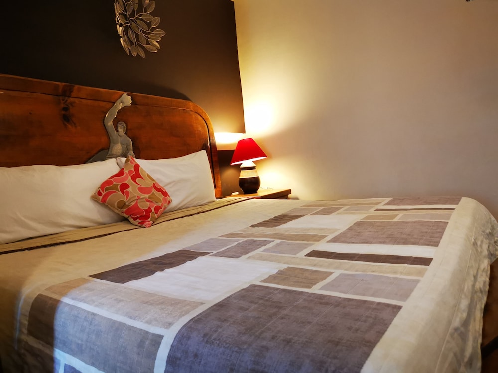Classic Room, 1 King Bed, City View (Luneta), photo 6