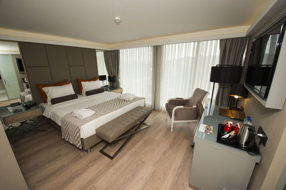 Junior Suite, Partial Sea View photo 1
