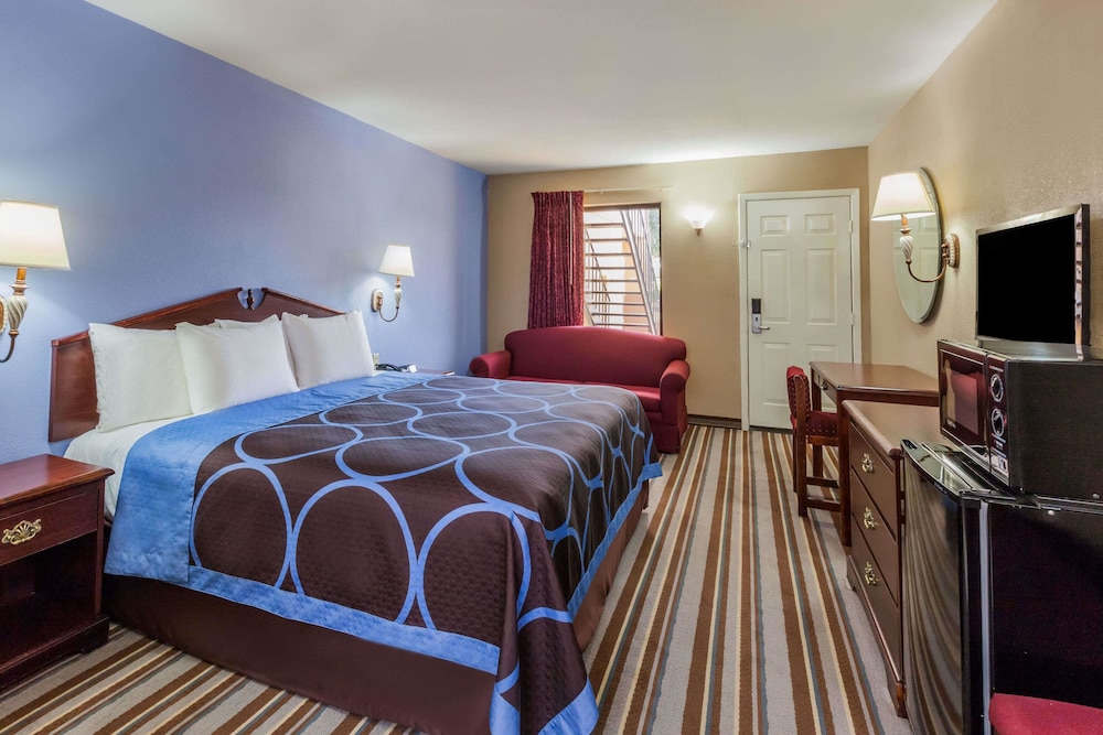 Standard Room, 1 Queen Bed photo 2