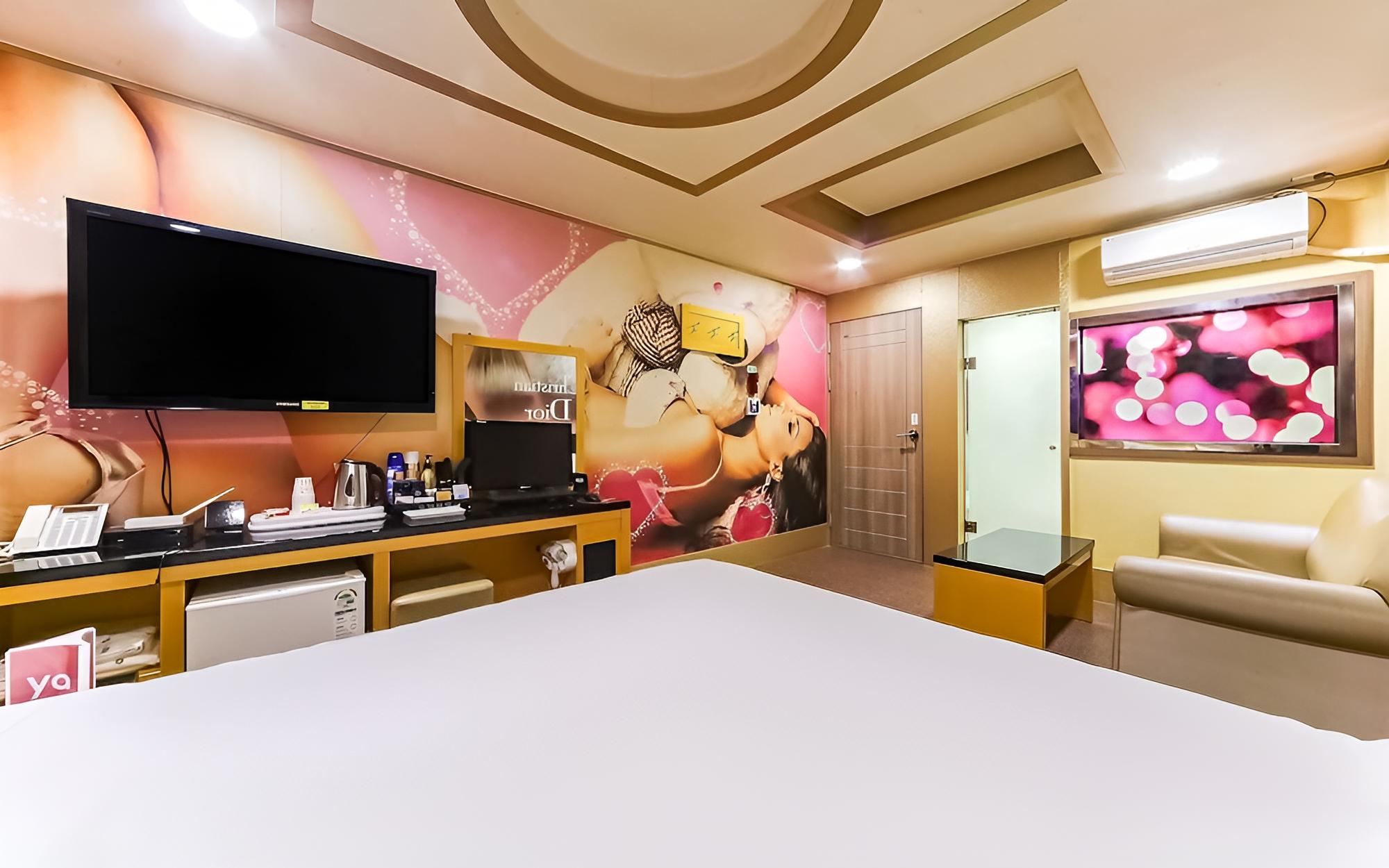 Room (Special (Netflix Available Bathtub)) photo 1