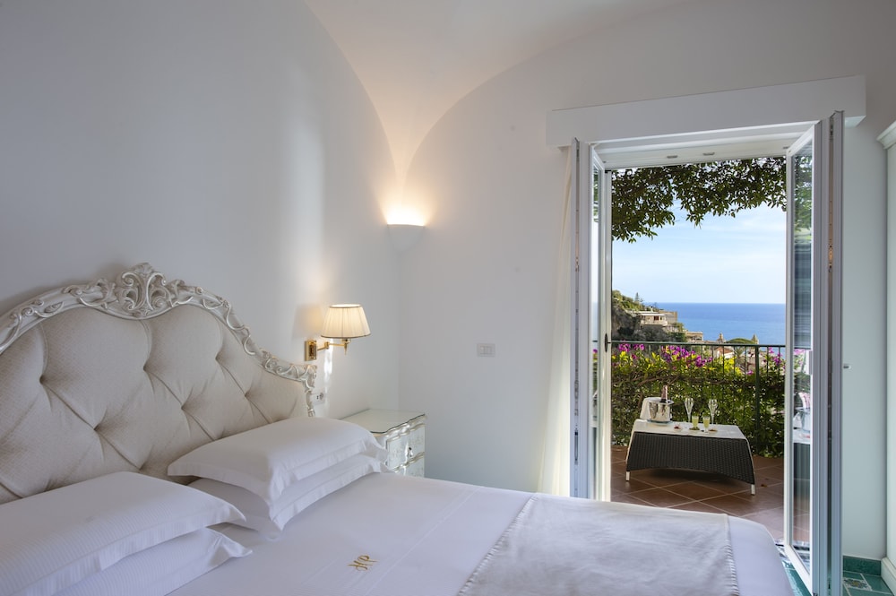 Deluxe Suite, Sea View photo 2