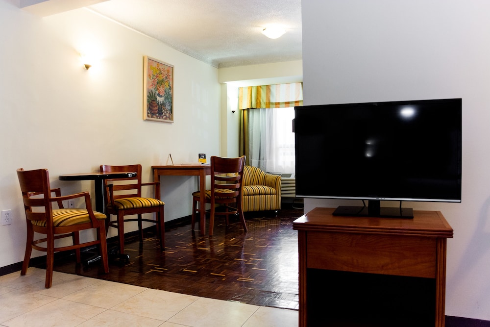 Junior Suite, 2 Double Beds - Photo 6