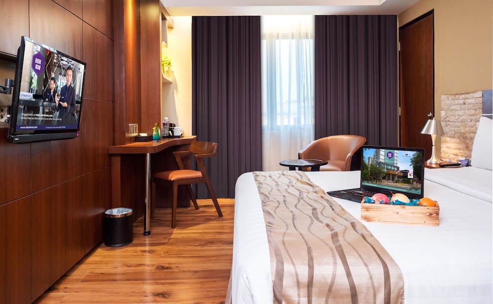 Deluxe Room, 1 King Bed, City View photo 1