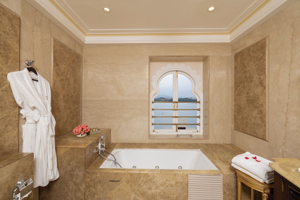 Royal Suite Lake View - Photo 8