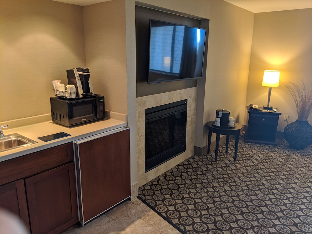 Suite, 1 King Bed, Fireplace (Separate Living Room) - Photo 2