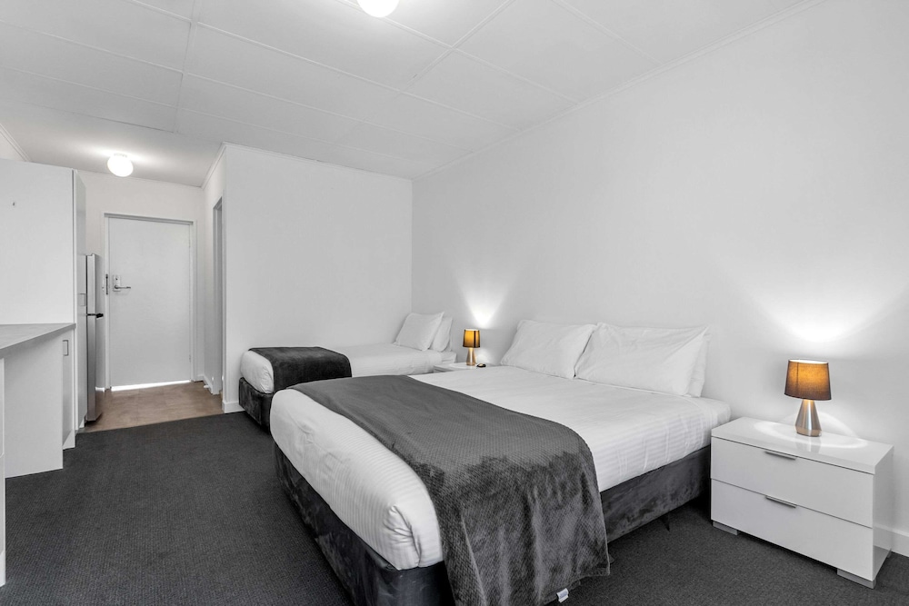 Standard Room, Non Smoking (1 Full & 1 Twin Bed) - Photo 1