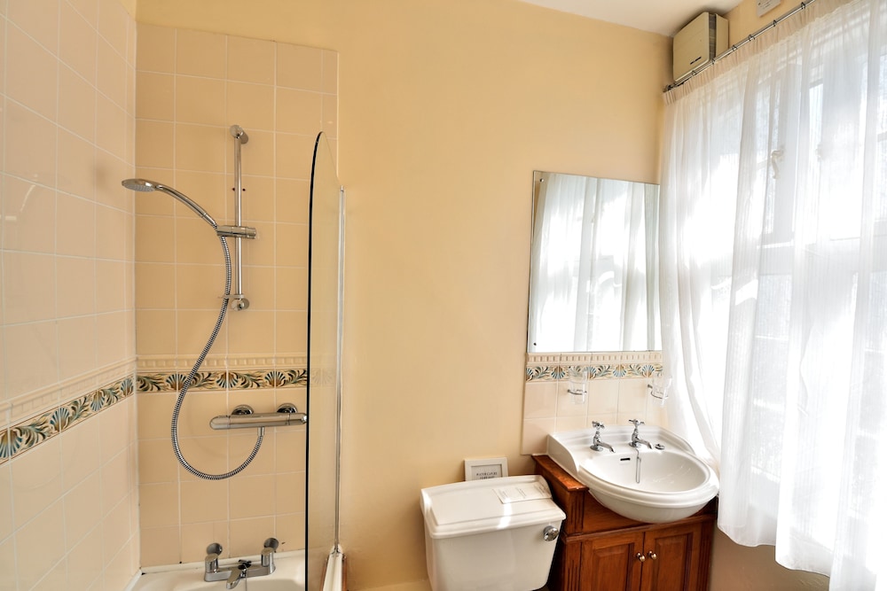Standard Twin Room, Ensuite - Photo 10
