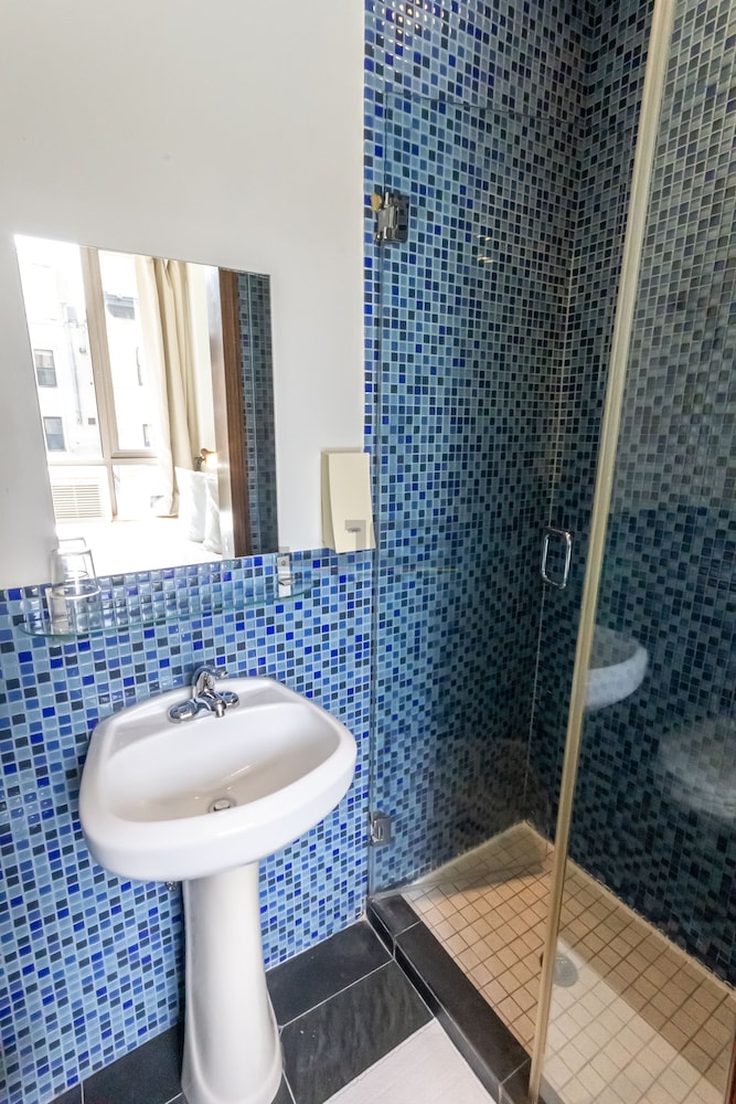 Standard Double Room thumbnail 5