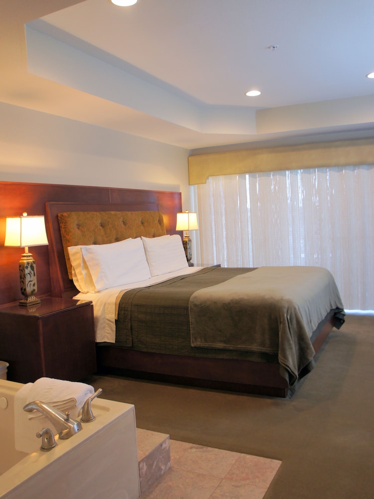 Deluxe Condo, 1 King Bed, Jetted Tub (No Stairs, Kitchenette) photo 1
