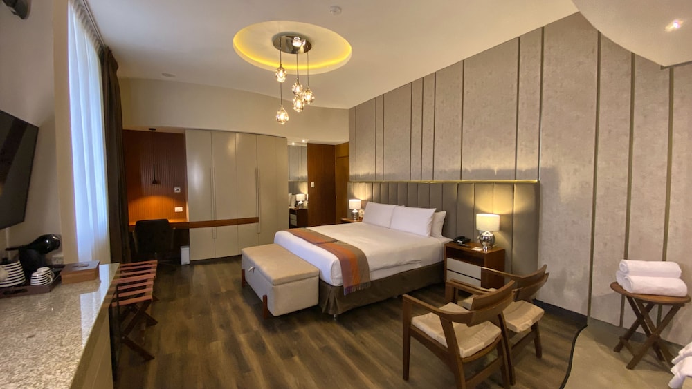 Deluxe Suite, 1 King Bed, Jetted Tub, City View