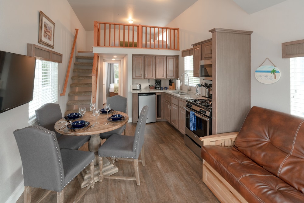 Cottage (w/Loft, Linens Provided) photo 2