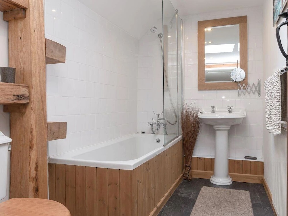 Luxury House, Private Bathroom (Farmhouse) photo 2