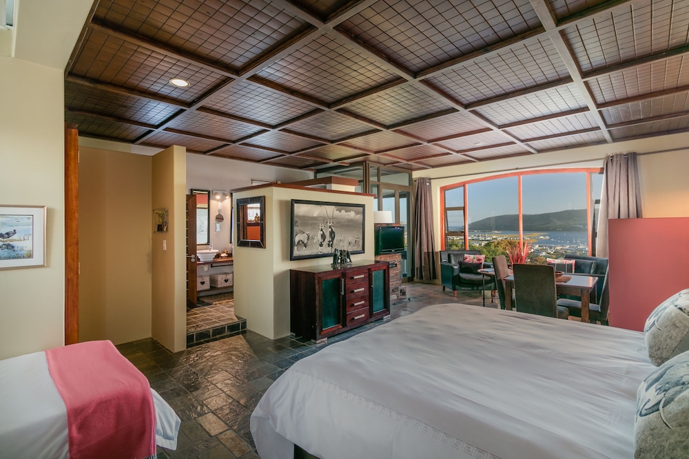 Lagoon-Facing Suite photo 3