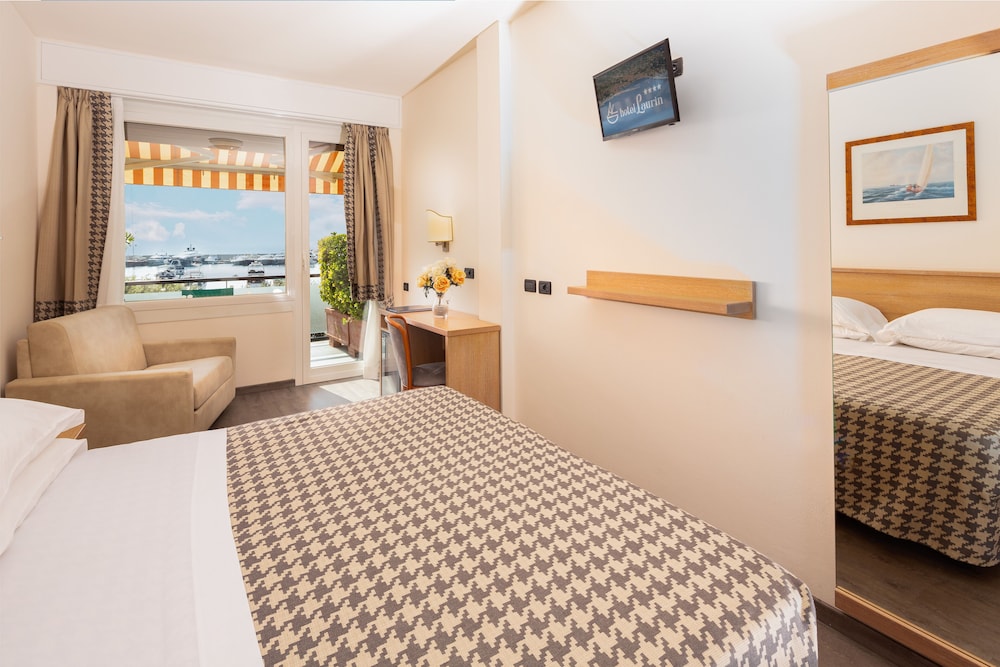 Triple Room, 1 Bedroom, Terrace, Sea View - Photo 1