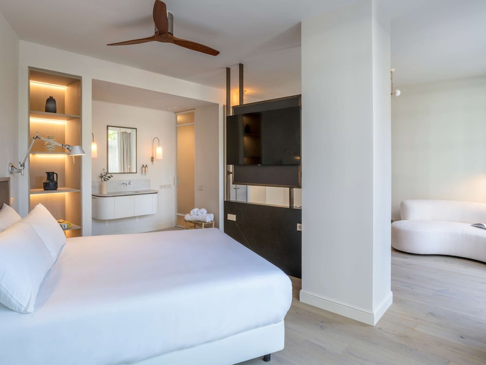 Deluxe Room, 1 King Bed, Terrace - Photo 1